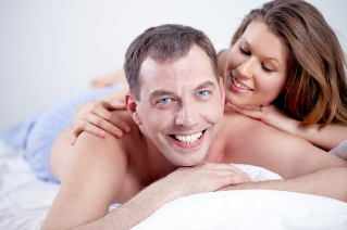 el hombre y la mujer en la cama
